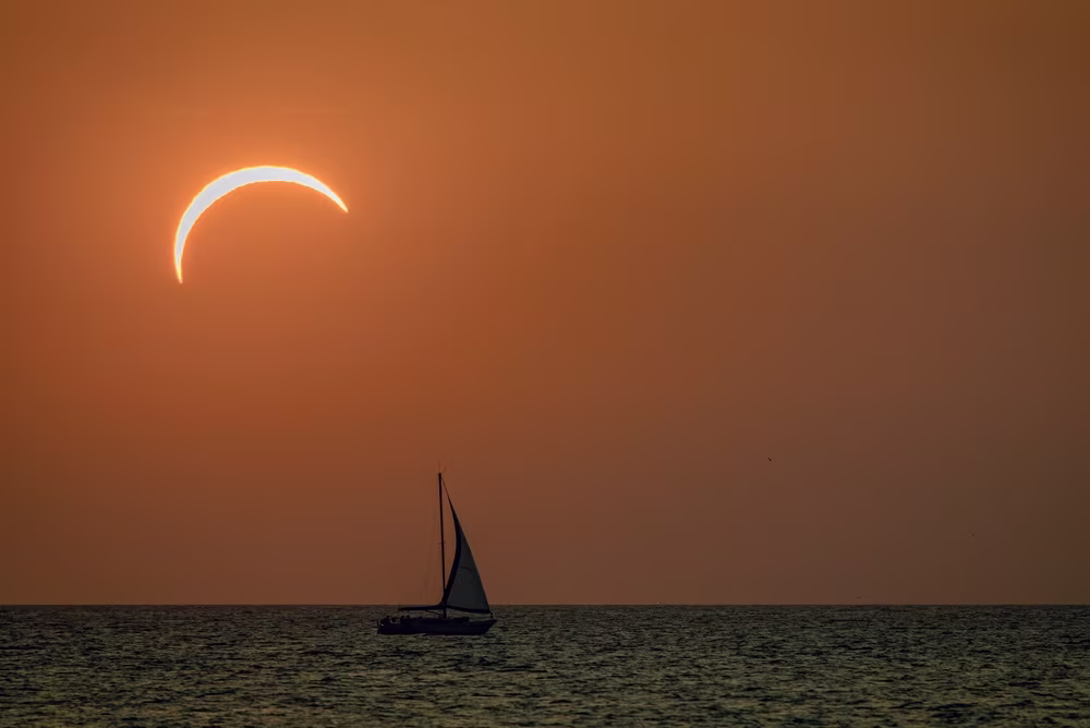 Quando il giorno diventa notte : viaggio nel cuore dell'eclissi 2027