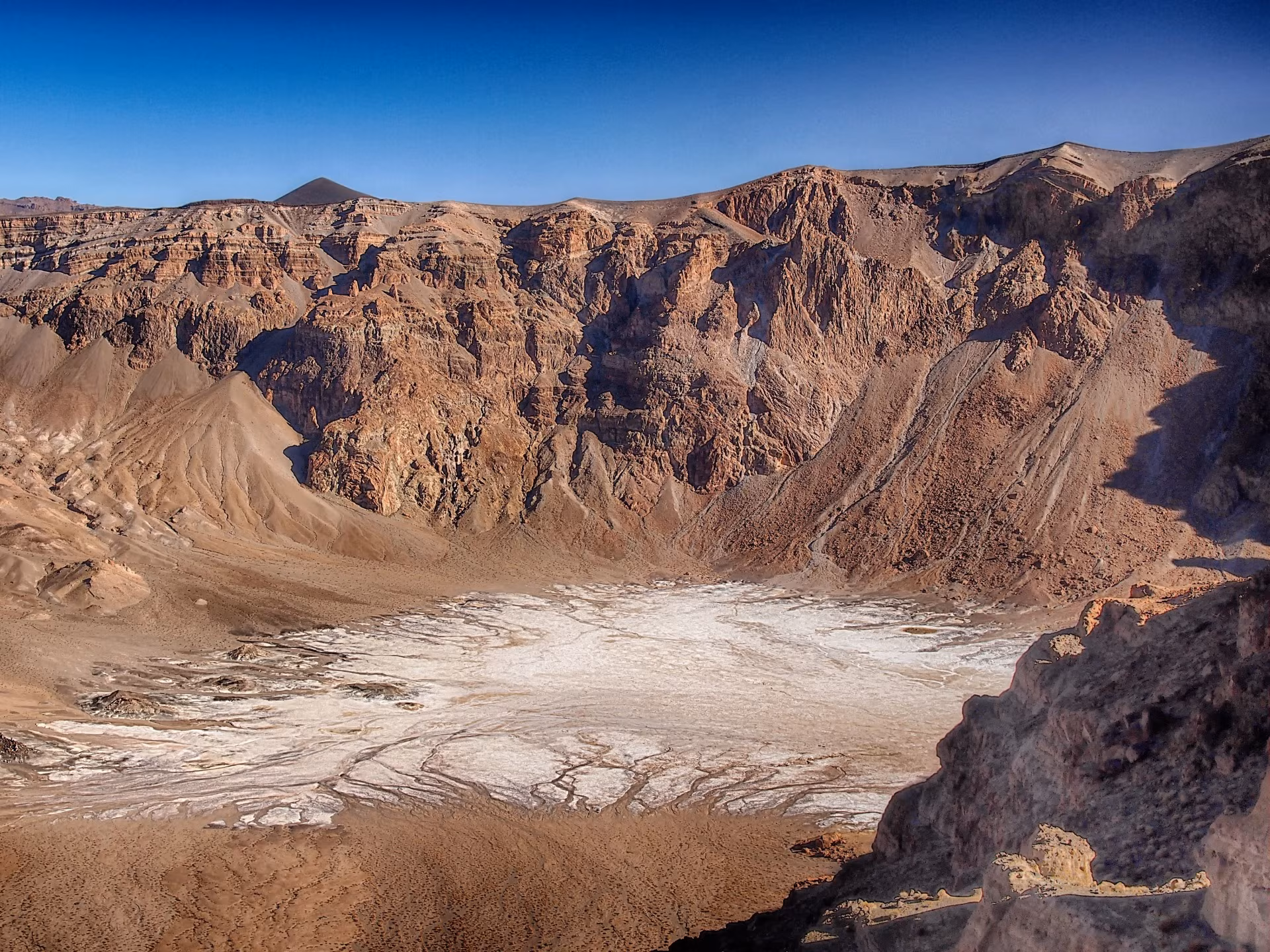 Tassili dell'alto Borkou, ascensione dell'Emi Koussi, lago d'Ounianga e oasi di Faya.