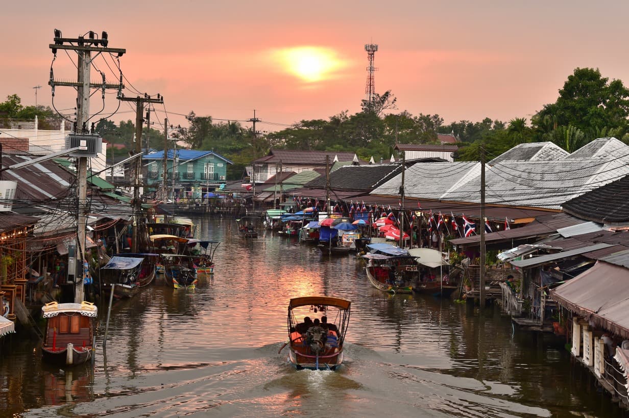 Amphawa e il suo mercato galleggiante