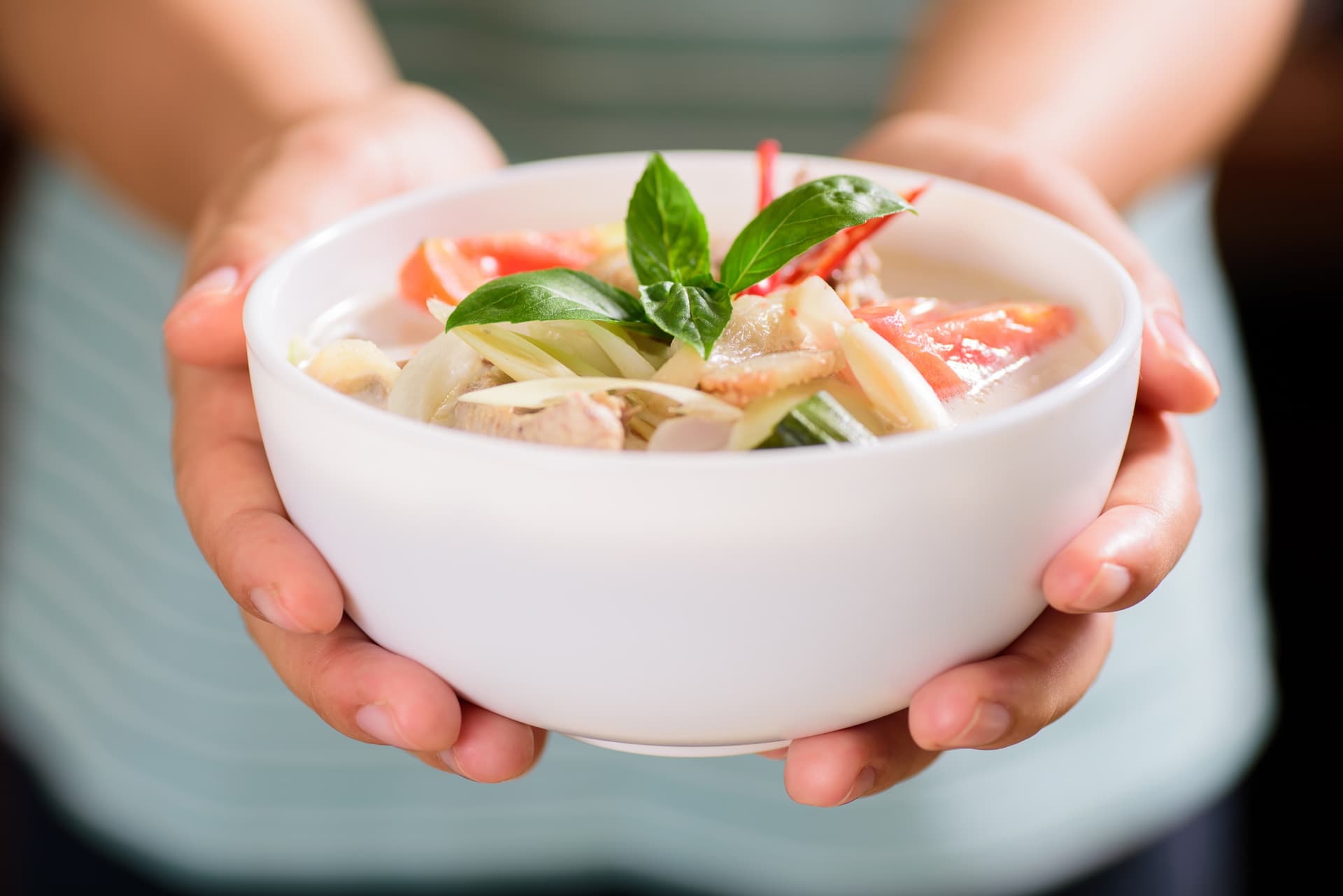 Tom Kha Kai: la ricetta della zuppa di pollo al latte di cocco imprescindibile