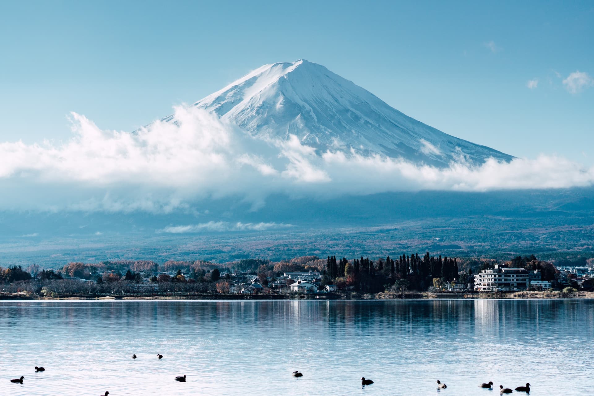 Sulle rive del lago Kawaguchiko, il Mt Fuji ci contempla