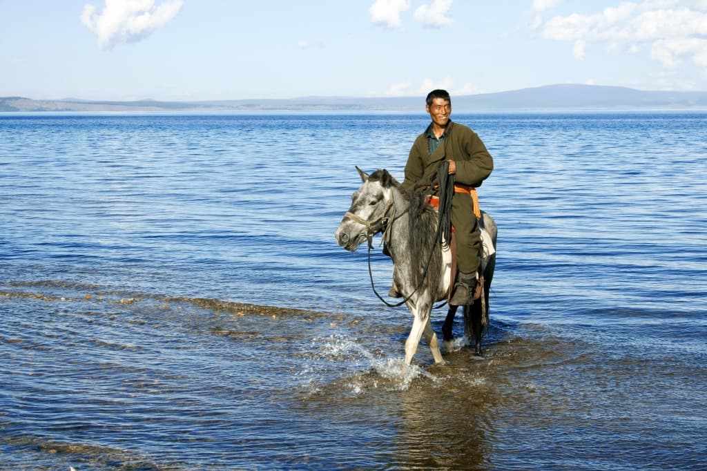 Avventure del grande lago blu della Mongolia