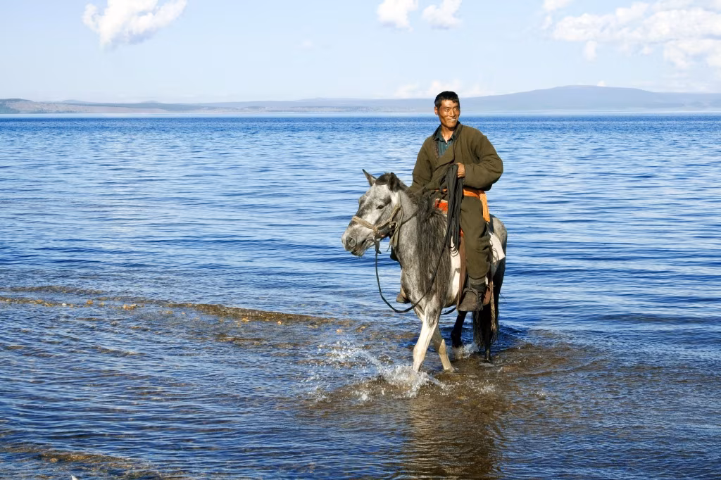 Avventure del grande lago blu della Mongolia